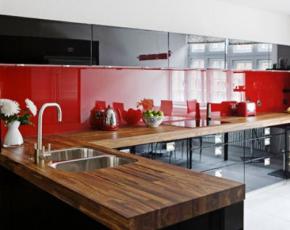 Дизайн кухні червоного кольору, червоний фартух, обробка стін, кухонний гарнітур, фото