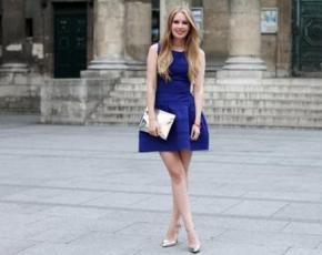З чим носити синю сукню: принципи підбору аксесуарів