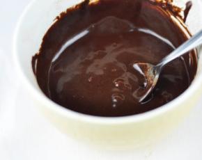 Шоколадний кекс у мікрохвильовій печі в гуртку
